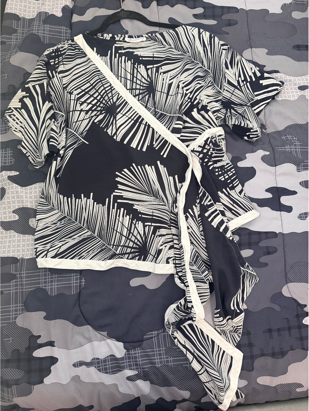Genny Italy 100% Silk Wrap Blouse Palm Leaf Print Black White Short Sleeve Top - Picture 2 of 5